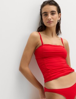 Řasené tankiny s hranatým výstřihem formující bříško