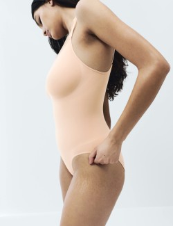 Zpevňující a tvarující tělové body s vysokým pasem a beze švů