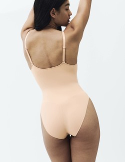 Zpevňující a tvarující tělové body s vysokým pasem a beze švů