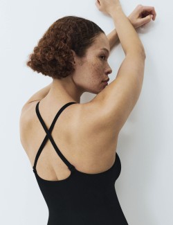 Zpevňující a tvarující tělové body s vysokým pasem a beze švů