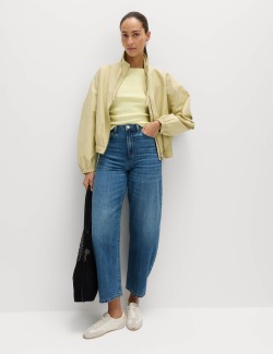 Pletená vesta úzkého střihu s výstřihem ke krku