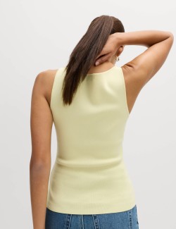 Pletená vesta úzkého střihu s výstřihem ke krku