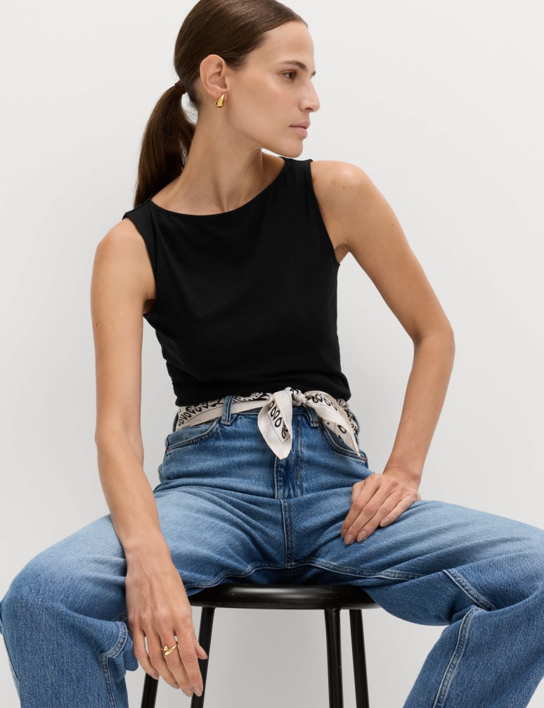 Tílkový top úzkého střihu s lodičkovým výstřihem s vysokým podílem bavlny