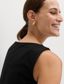 Tílkový top úzkého střihu s lodičkovým výstřihem s vysokým podílem bavlny