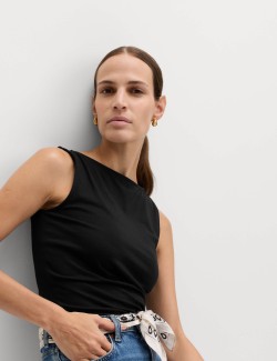 Tílkový top úzkého střihu s lodičkovým výstřihem s vysokým podílem bavlny