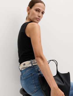 Tílkový top úzkého střihu s lodičkovým výstřihem s vysokým podílem bavlny