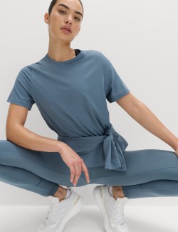 Uvolněné tričko s výstřihem ke krku a panelem ze síťoviny