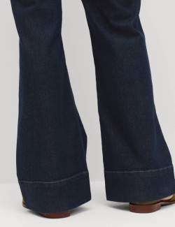 Džíny s vysokým pasem a rozšířenými nohavicemi a kapsami