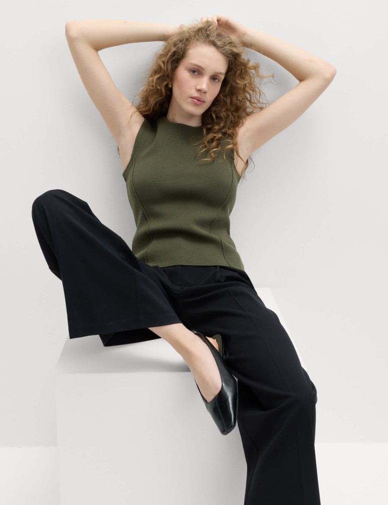 Texturovaná pletená vesta se zvýrazněným pasem úzkého střihu