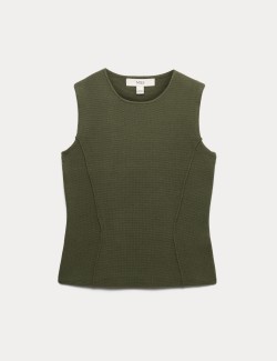 Texturovaná pletená vesta se zvýrazněným pasem úzkého střihu