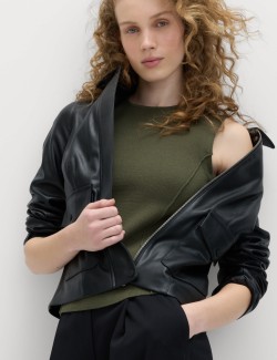 Texturovaná pletená vesta se zvýrazněným pasem úzkého střihu