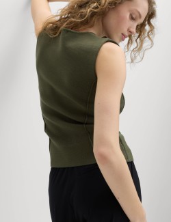 Texturovaná pletená vesta se zvýrazněným pasem úzkého střihu