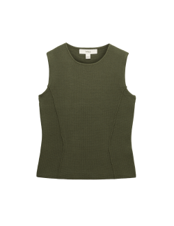 Texturovaná pletená vesta se zvýrazněným pasem úzkého střihu