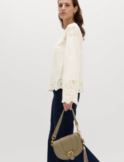 Vyšívaný top z čisté bavlny s prostřihy