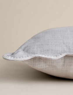 Velký vroubkovaný polštář s výšivkou, z čisté bavlny