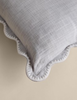 Velký vroubkovaný polštář s výšivkou, z čisté bavlny