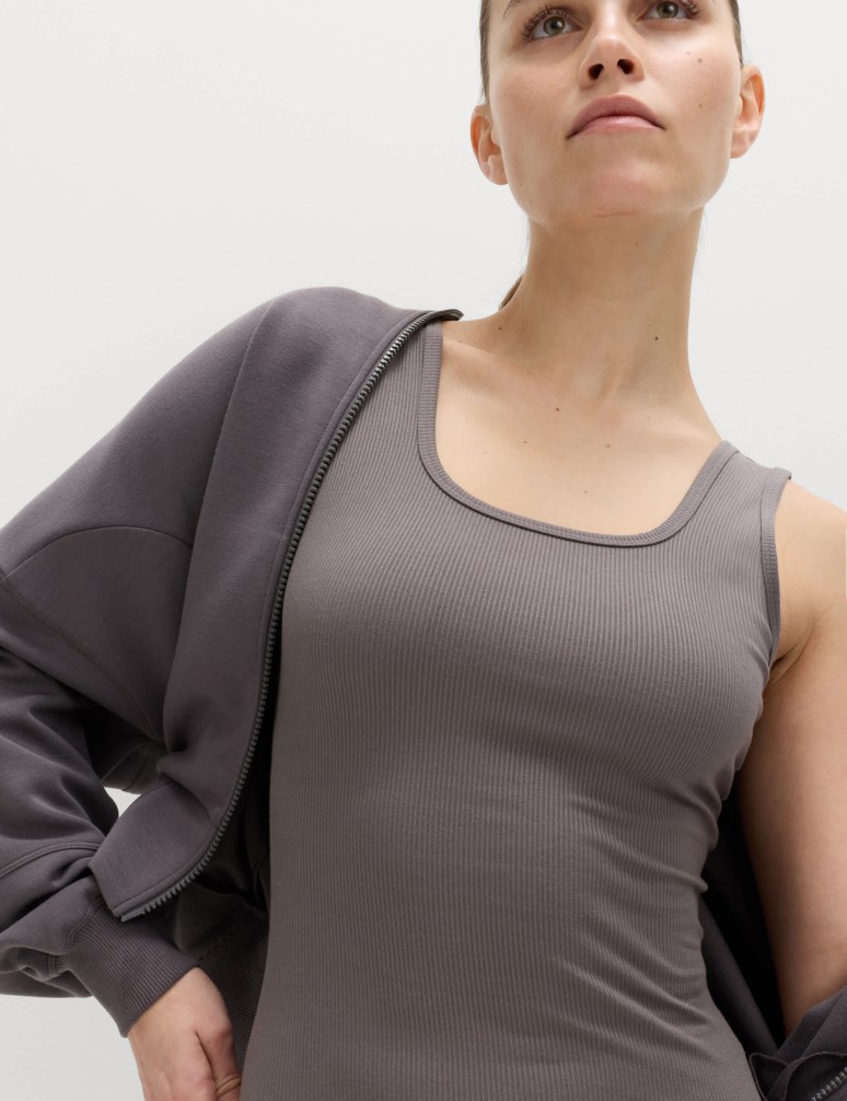 Žebrovaná přiléhavá vesta s vysokým podílem modalu a hranatým výstřihem