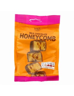 Kousky porézní karamelové cukrovinky máčené v mléčné čokoládě