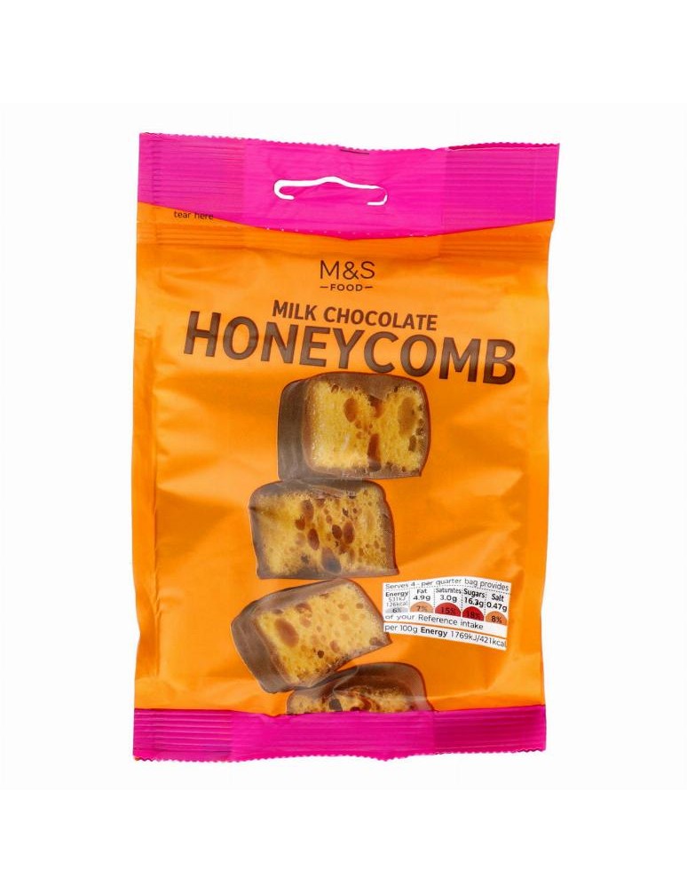 Kousky porézní karamelové cukrovinky máčené v mléčné čokoládě