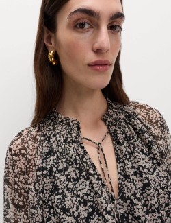 Šifónové květované mini šaty se zvýrazněným pasem a vázáním u krku