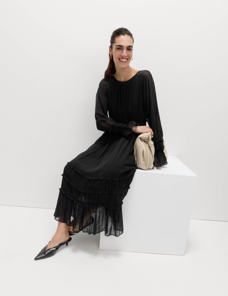 Průsvitné midi šaty se zvýrazněným pasem a volány