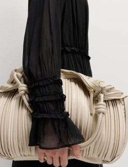 Průsvitné midi šaty se zvýrazněným pasem a volány