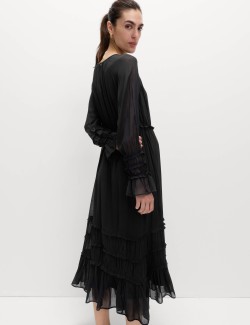 Průsvitné midi šaty se zvýrazněným pasem a volány