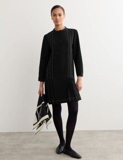 Splývavé krepové šaty ke kolenům se sámky