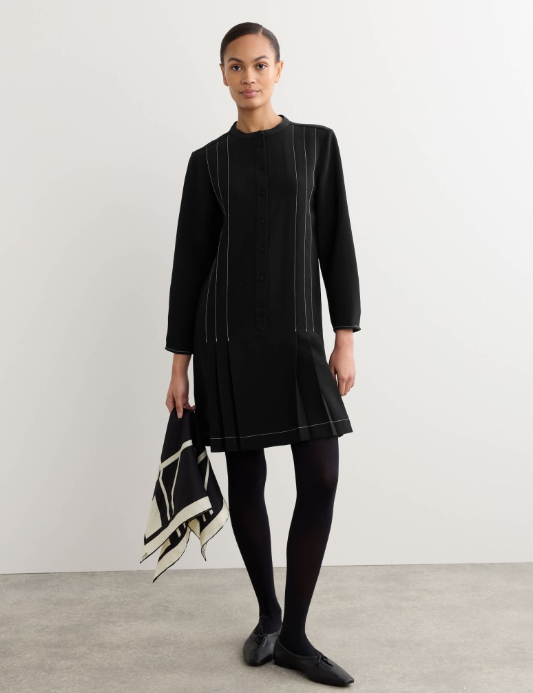 Splývavé krepové šaty ke kolenům se sámky