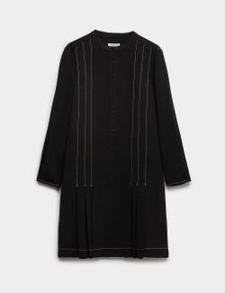 Splývavé krepové šaty ke kolenům se sámky