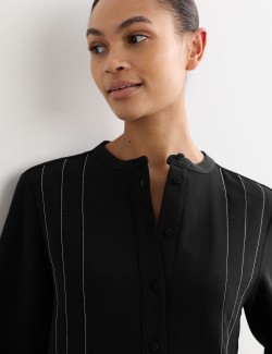 Splývavé krepové šaty ke kolenům se sámky