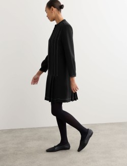 Splývavé krepové šaty ke kolenům se sámky