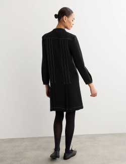 Splývavé krepové šaty ke kolenům se sámky