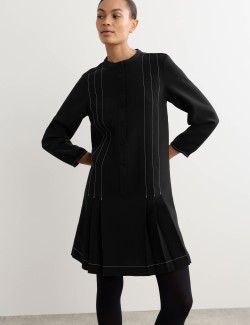 Splývavé krepové šaty ke kolenům se sámky