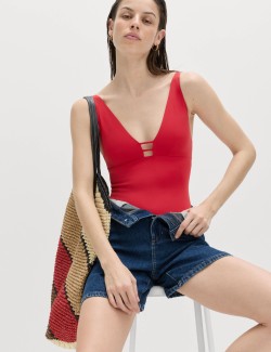 Dekoltové plavky s hlubokým výstřihem