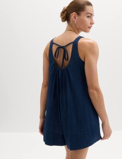 Kombinéza bez rukávů s vázáním a vysokým podílem lnu