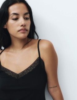 Souprava krátkých tílek s krajkovým lemem