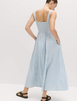 Splývavé midi šaty na ramínka s krajkovou vsadkou a vysokým podílem lnu