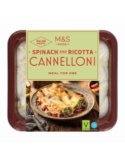 Italské vaječné těstoviny cannelloni plněné špenátem a ricottou, s rajčatovou omáčkou, bešamelem a extra vyzrálým čedarem