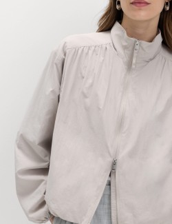 Lehká bunda se stojáčkem a nabíráním a technologií Stormwear™