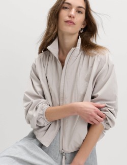 Lehká bunda se stojáčkem a nabíráním a technologií Stormwear™
