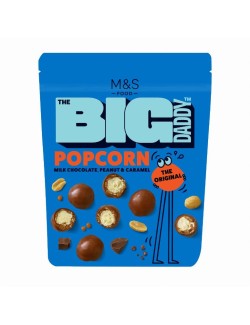 Popcorn se slaným karamelem máčený v mléčné čokoládě s drcenými a mletými praženými arašídy, hořkou čokoládou a kousky máslového