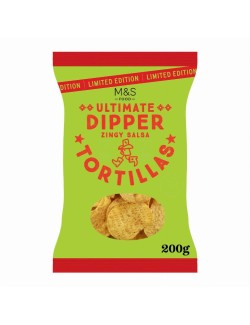 Kukuřičné tortillové lupínky ochucené sušenou citronovou šťávou, sušenými rajčaty, sušenou limetkovou šťávou, chilli, sušenou pe