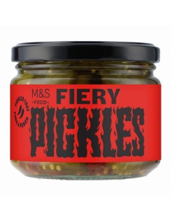 Plátky okurek a chilli papriček jalapeño v nálevu s hořčičnými semínky a uzenými chilli papričkami