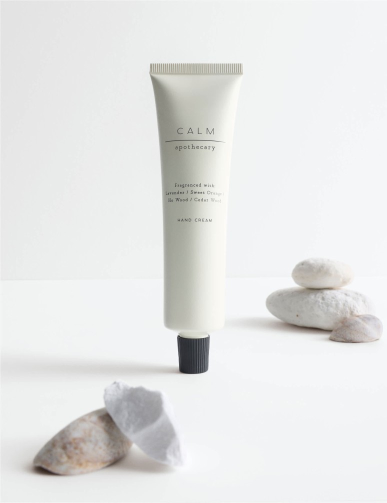 Krém na ruce Calm s vůní levandule, sladkých pomerančů, dřeva kafrovníku a cedrového dřeva z kolekce Apothecary, 60 ml