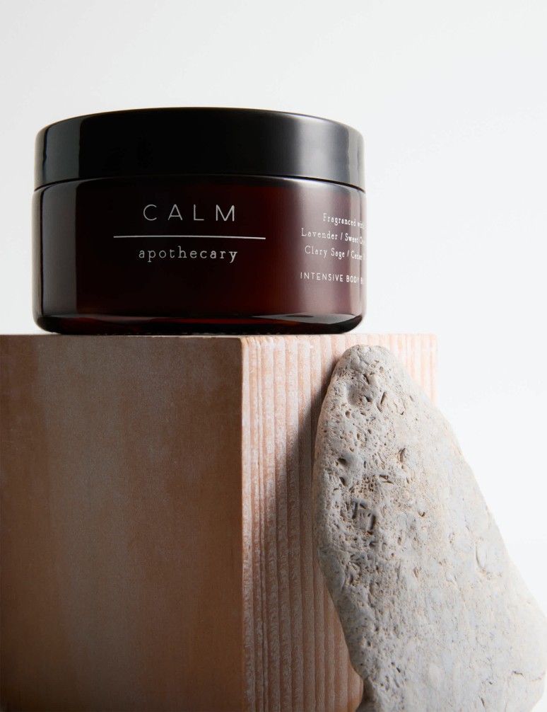Intenzivní tělové máslo Calm s vůní levandule, sladkých pomerančů, dřeva kafrovníku a cedrového dřeva z kolekce Apothecary, 200 
