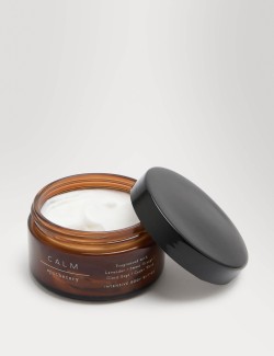 Intenzivní tělové máslo Calm s vůní levandule, sladkých pomerančů, dřeva kafrovníku a cedrového dřeva z kolekce Apothecary, 200 