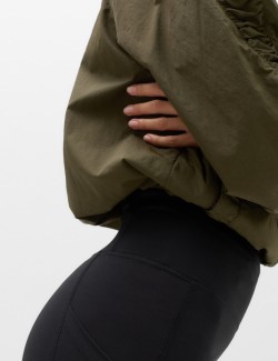 Lehká řasená bunda se stojáčkem a technologií Stormwear™