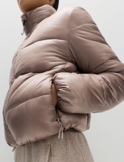 Zkrácená metalická bunda s motivem Stormwear a technologií Stormwear a technologií