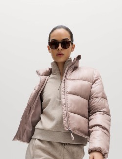 Zkrácená metalická bunda s motivem Stormwear a technologií Stormwear a technologií